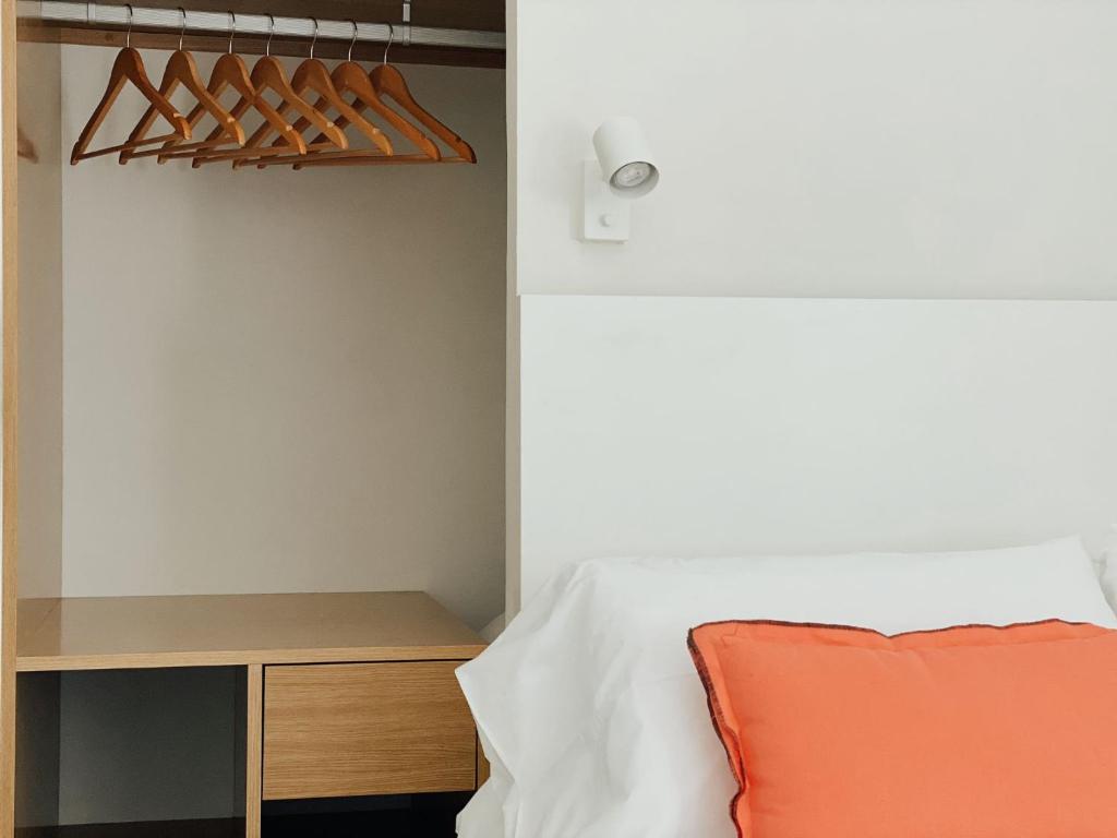 Detalle del armario y la cabecera de la cama