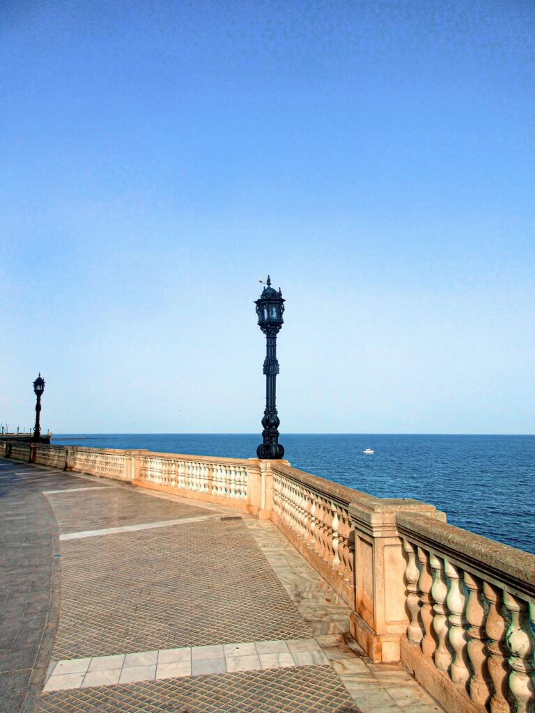 Vista de la Alameda con Farola típica de Cádiz y balaustrada frente la Bahía de Cádiz